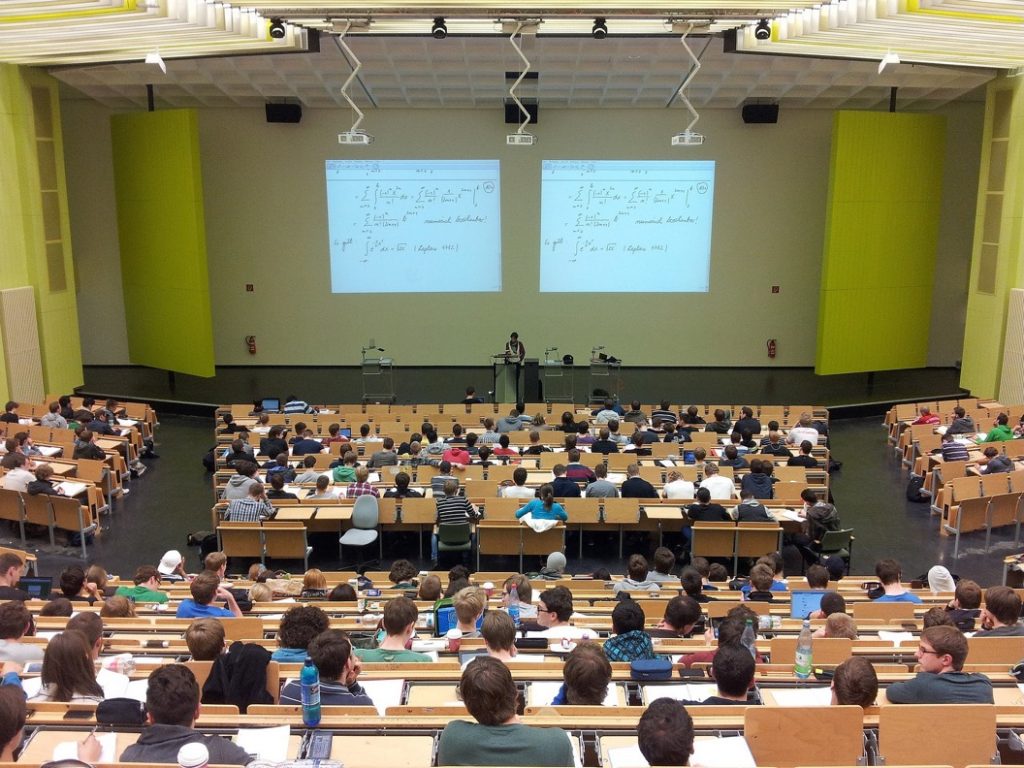 View from the back of a large university lecture theatre. Photo by nikolayhg on Pixabay.com